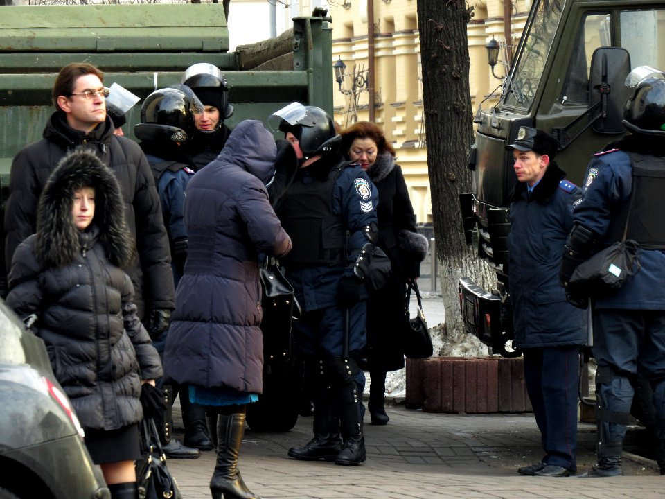 Euromaidan police cordon3