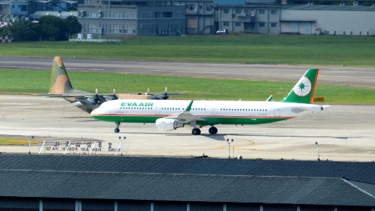 EVA Air Airbus A321-211 B-16210 Taxiing at Taipei Songshan Airport 20140920