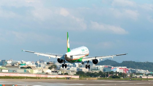 EVA Air Airbus A321-211 B-16203 Final Approach to Taipei Songshan Airport 20150102b
