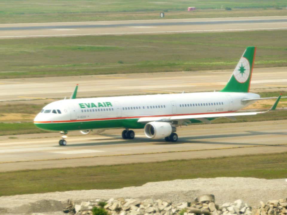 EVA Air Airbus A321-211 B-16208 Taxiing at North Runway of Taoyuan Intetnational Airport 20140330