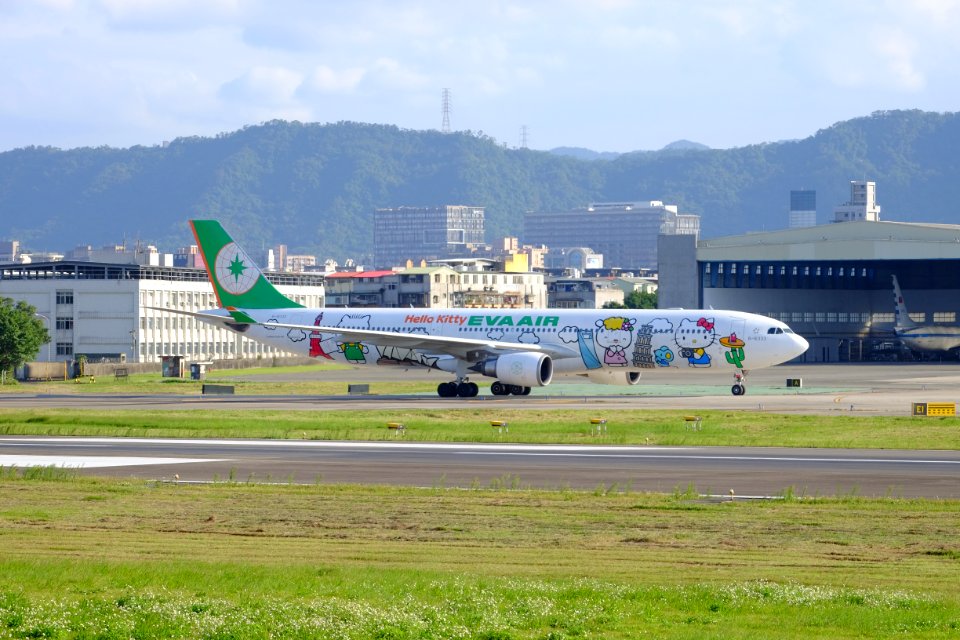 Eva Air Airbus A330-302X B-16333 Arrival to Taipei Songshan Airport 20161217b