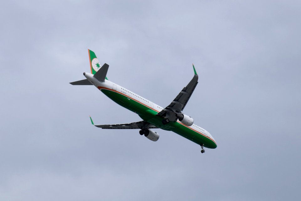 EVA Air Airbus A321-211 B-16205 on Final Approach at Taipei Songshan Airport 20150201b
