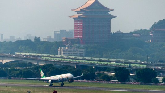 Eva Air Airbus A330-302X B-16333 Touch down Taipei Songshan Airport Runway 20140926
