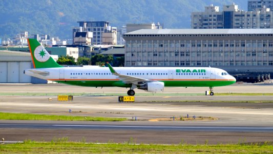 Eva Air Airbus A321-211 B-16211 Arrival to Taipei Songshan Airport 20161217b