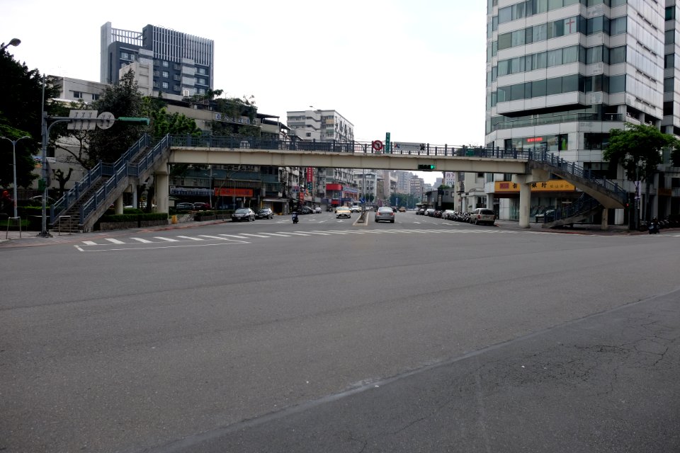 Footbridge across Song Long Road, Xinyi District, Taipei 20160327