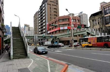 Footbridge in Intersection of Nanjing West Road and Taiyuan Road 20151229a