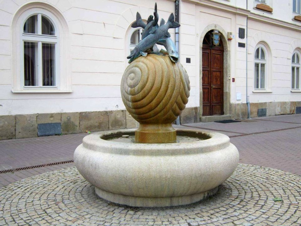Fontána s městským znakem na náměstí v Rosicích (Q69313233)