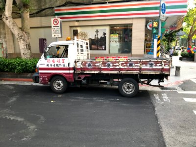 Ford Econovan of Daily Air Parked at Guangfu North Road, Songshan District, Taipei 20171001