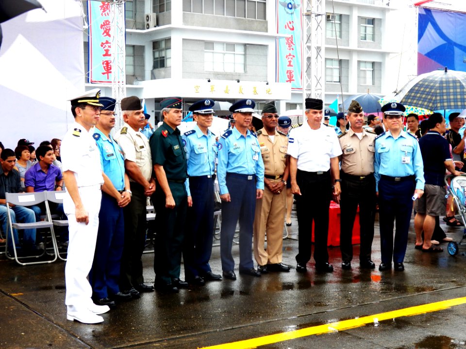 Foreign Military Attaches with ROCAF Officers Photoing in Chiayi AFB 20120811