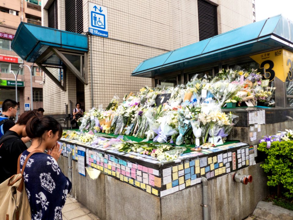 Floral Tribute for Victims of Taipei Metro Banqiao Line Attack 20140523b