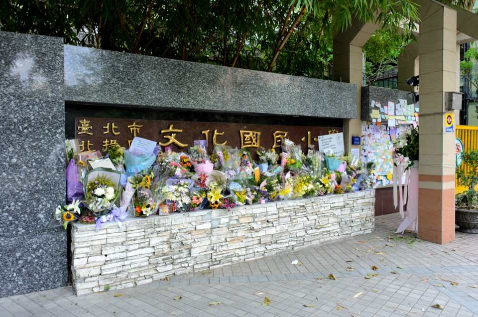 Floral Tributes for Victim beside Taipei Municipal Wenhua Elementary School Main Gate 20150603a