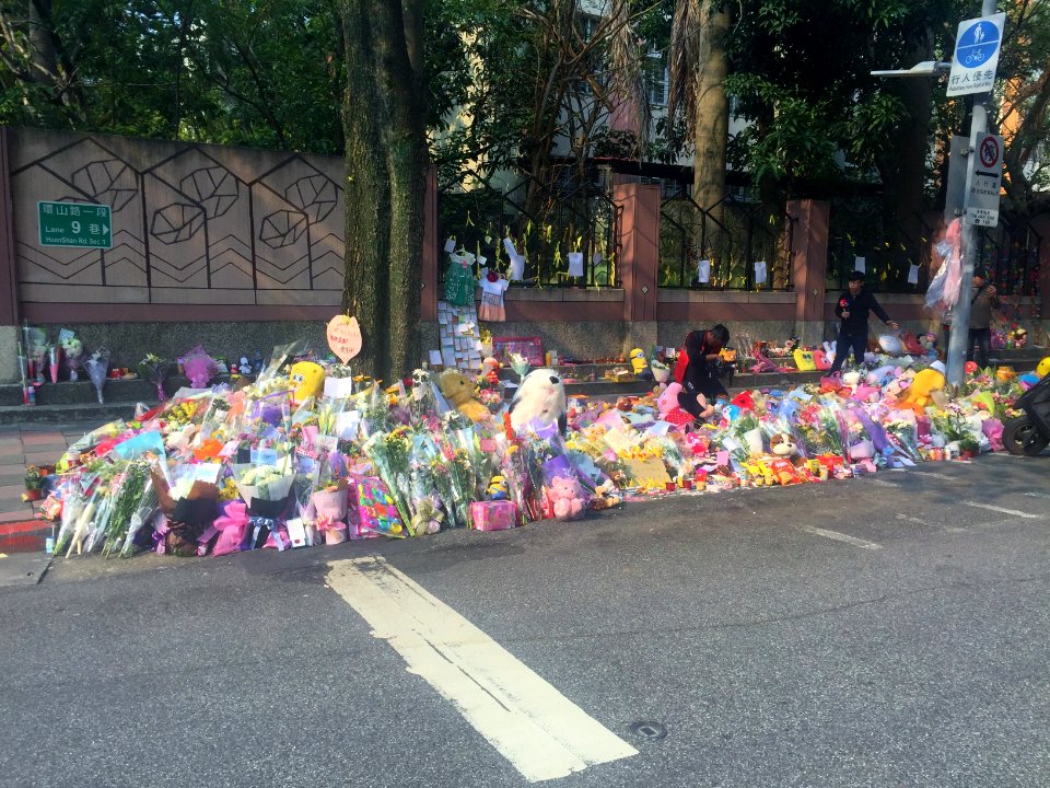 Floral Tributes for Victim on Sidewalk of Lane 9, Section 1, Huanshan Road, Neihu District, Taipei 20160330b