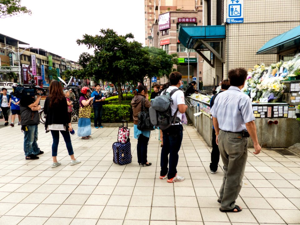 Floral Tribute for Victims of Taipei Metro Banqiao Line Attack 20140523a