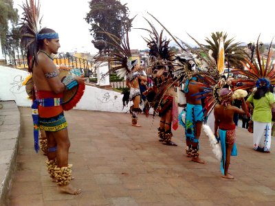 Formación de danzantes aztecas
