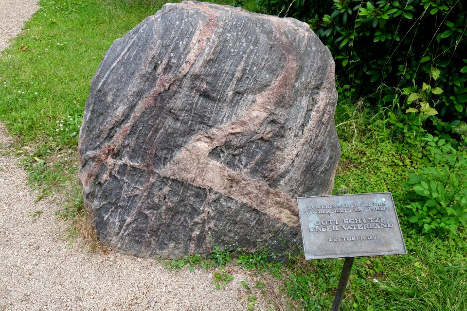 Findling zur Erinnerung an den Tag der Deutschen Einheit, Park Schloss Heltorf, Düsseldorf, 2021