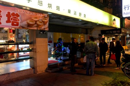 Guests and Sellers Say Goodbye and Happy New Year in Front of Closed Yeast Bakery 20151231