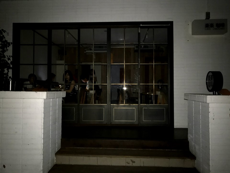 Guests Leaving Café LakuLaku in Blackout 20170815