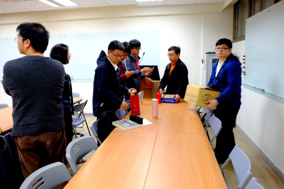Guests Talking with Chin-Wen Hung after Speech 20151230