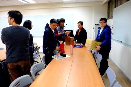 Guests Talking with Chin-Wen Hung after Speech 20151230