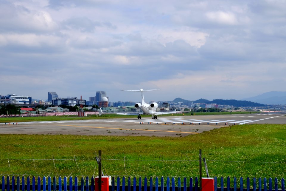 Gulfstream G450 B-LAS Departing from Taipei Songshan Airport 20160126e