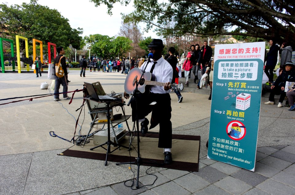 Guitar Player in Yuanshan Park, Taipei 20150201