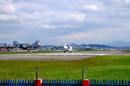 Gulfstream G450 B-LAS Taking off from Taipei Songshan Airport Runway 20160126