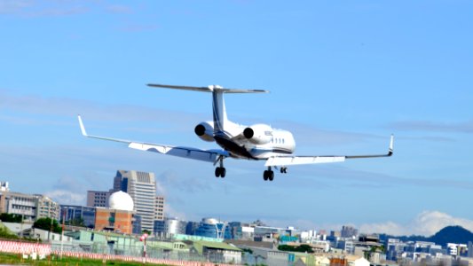 Gulfstream V N598KZ on Final Approaching at Taipei Songshan Airport 20151222c