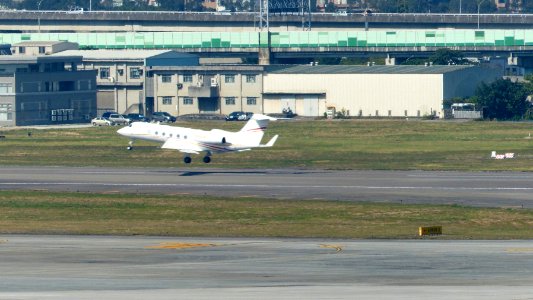 Gulfstream G450 N666ZW Taking off from Taipei Songshan Airport 20150104b