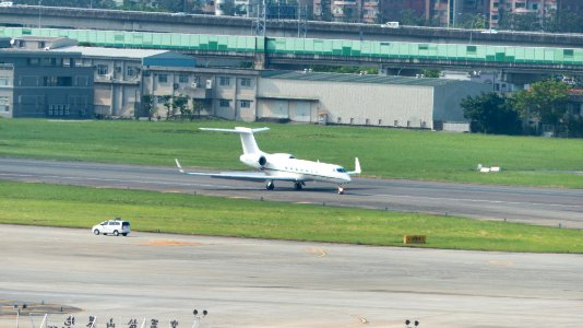 Gulfstream G550 N678SC Taxiing at Taipei Songshan Airport 20150911a