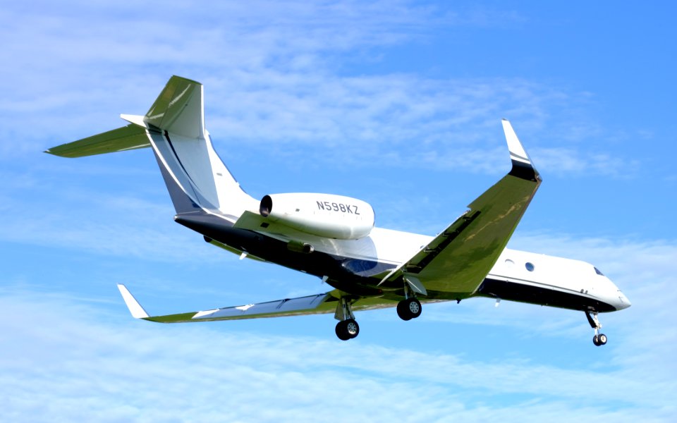 Gulfstream V N598KZ on Final Approaching at Taipei Songshan Airport 20151222b