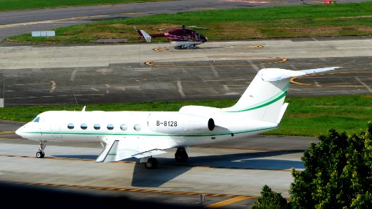 Gulfstream G450 B-8128 Taxiing at Taipei Songshan Airport 20160821c
