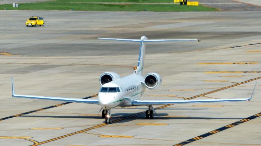 Gulfstream G450 B-8128 Taxiing at Taipei Songshan Airport 20160821b