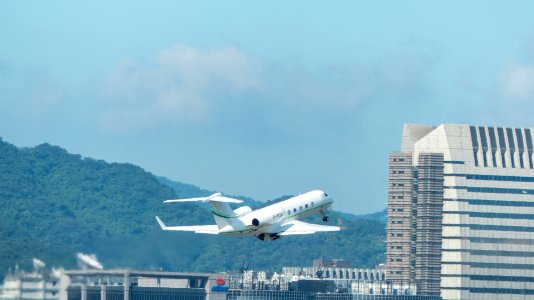 Gulfstream G450 B-8128 Taking off from Taipei Songshan Airport 20160821