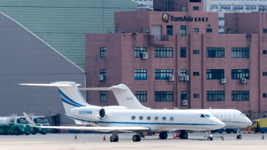 Gulfstream V N328MM Taxiing at Taipei Songshan Airport 20150913a