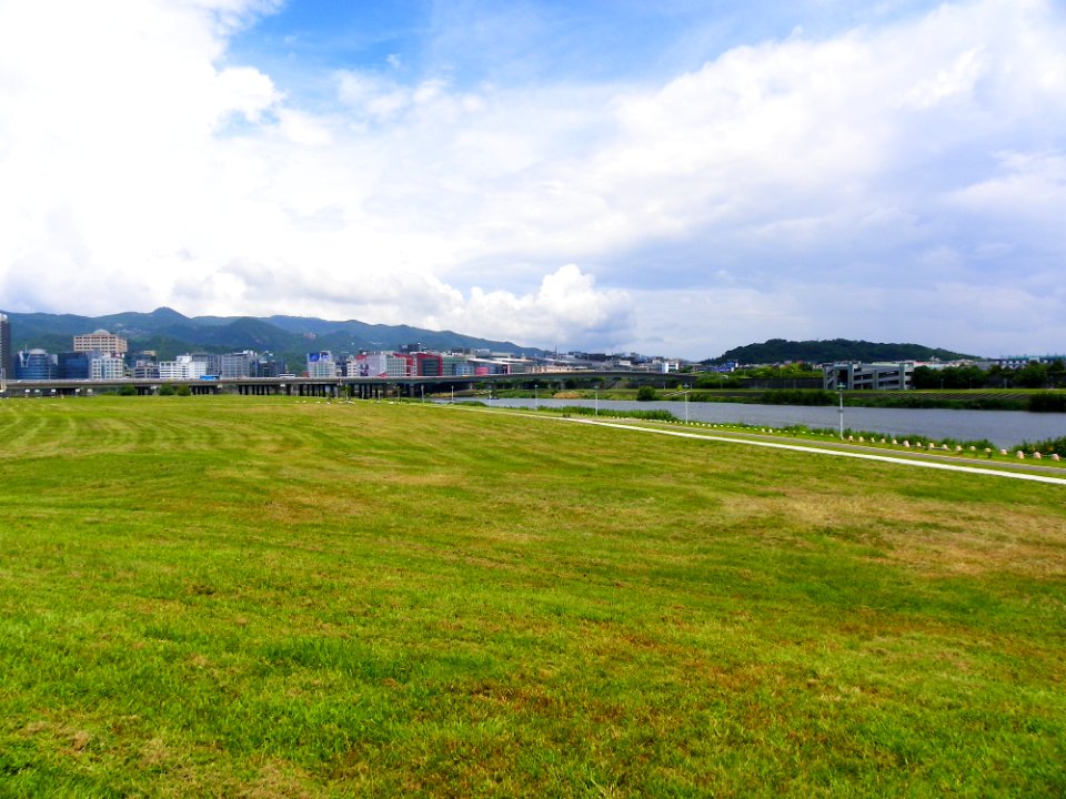 Guanshan Riverside Park Grand Grass 20110911a