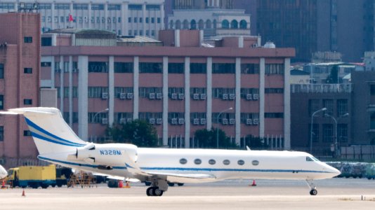 Gulfstream V N328MM Taxiing at Taipei Songshan Airport 20150913c
