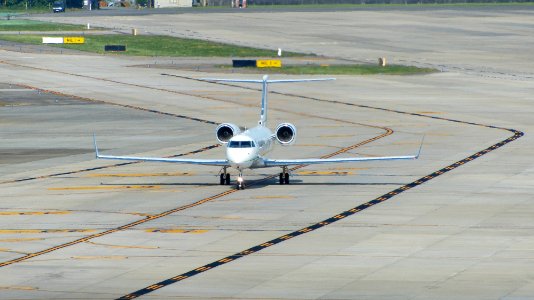 Gulfstream G450 B-8128 Taxiing at Taipei Songshan Airport 20160821a