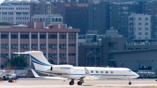 Gulfstream V N328MM Taxiing at Taipei Songshan Airport 20150913d