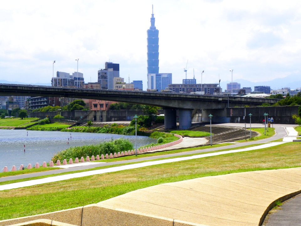 Guanshan Riverside Park and Minquan Bridge West Side 20110911