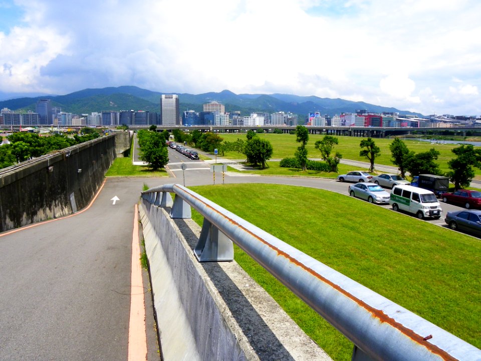 Guanshan Riverside Park Car Park Birdview 20110911b