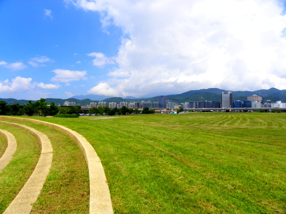 Guanshan Riverside Park Grand Grass 20110911b