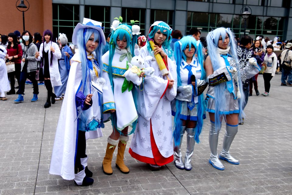 Group Portrait of Hatsune Miku Snow Cosplayers at CWT41 20151212