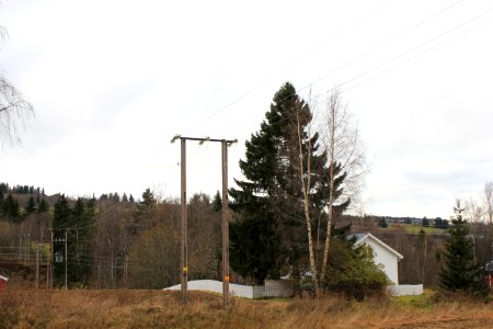 Høyspentmaster foran småbruket Gryteengen