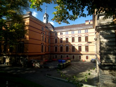 Gymnasium Dresden-Plauen 2014-10-03 Schulhof Ost