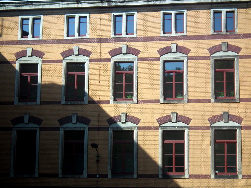 Gymnasium Dresden-Plauen 2014-10-03 Ostflügel Fensterreihe