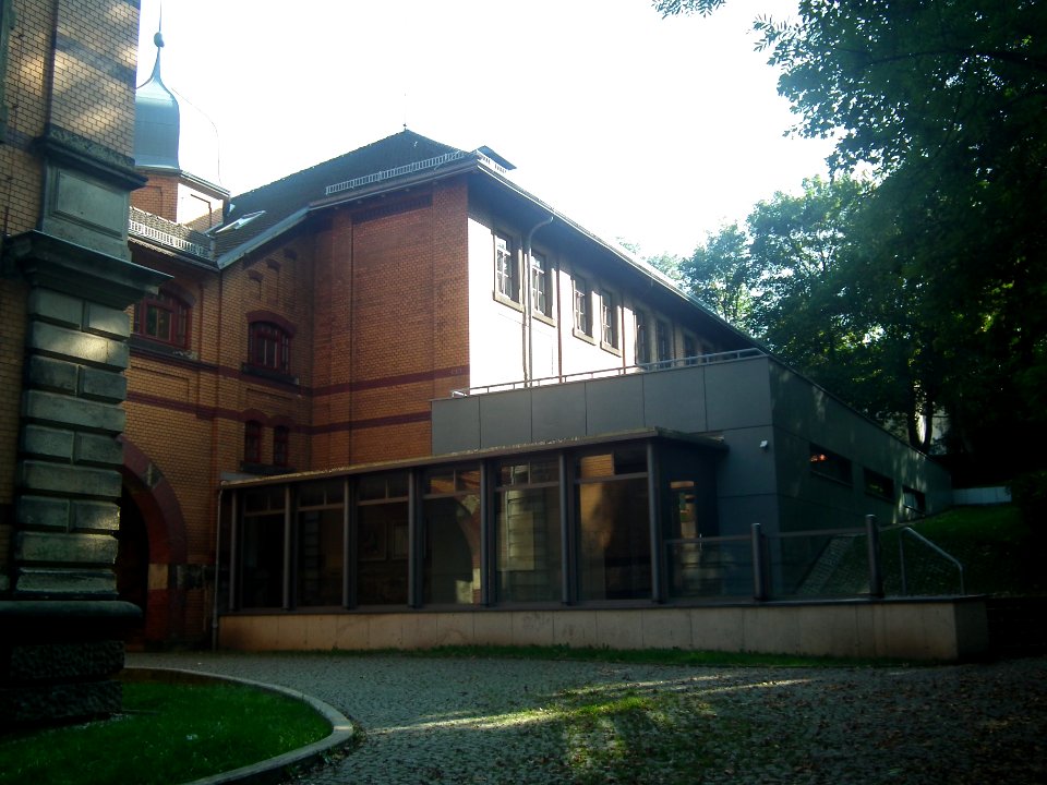 Gymnasium Dresden-Plauen 2014-10-03 Turnhalle alt Sanitäranlagen