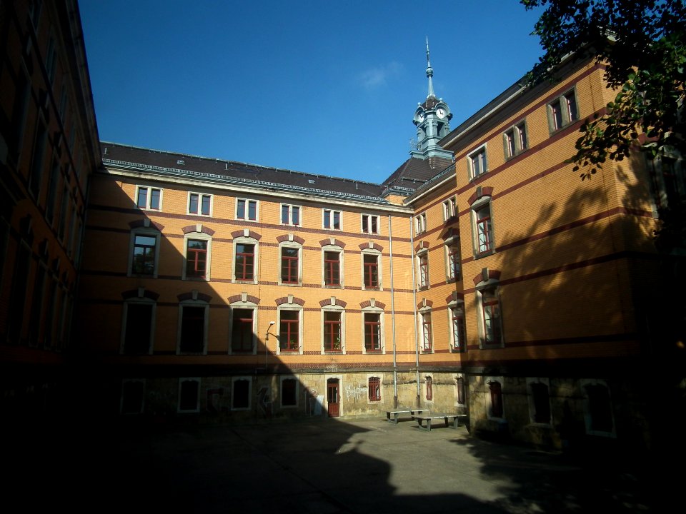 Gymnasium Dresden-Plauen 2014-10-03 Schulhof West
