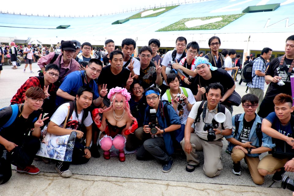 Group Portrait of Japanese Female Cosplayer and Photographers at FF26 20150830