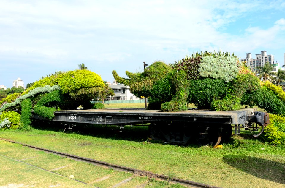 Green Sculptures Loaded on TRA 35F20106 Flat railway wagon 20151129b
