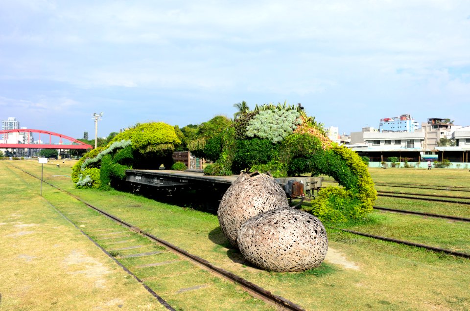 Green Sculptures Loaded on TRA 35F20106 Flat railway wagon 20151129a